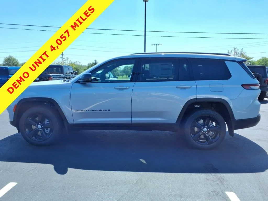 New 2025 Silver Zynith Exterior Paint Jeep Limited image 3