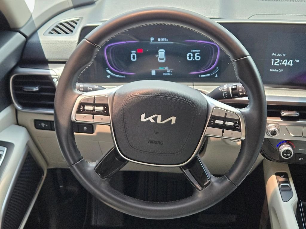 Used 2025 Black Kia S image 22