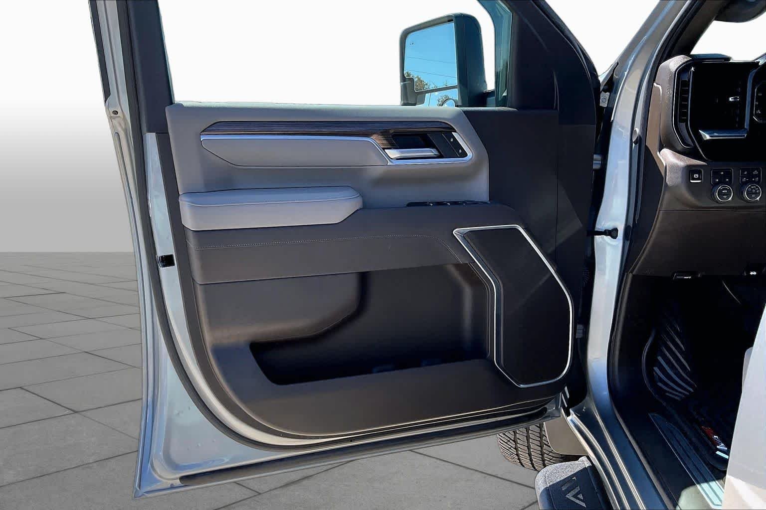 Used 2025 Sterling Gray Metallic Chevrolet LT image 22