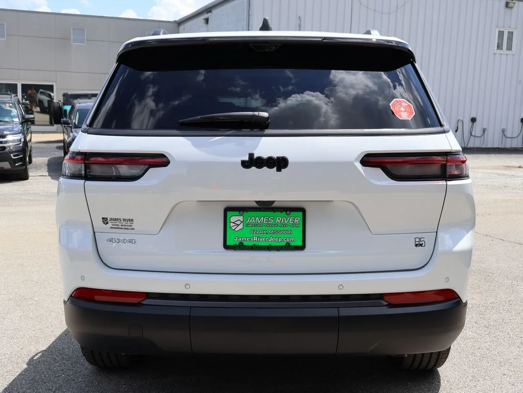 New 2026 Bright White Clear-Coat Exterior Paint Jeep Limited image 4