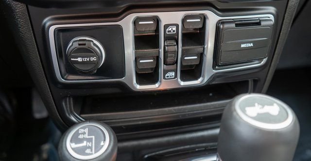 Used 2025  Jeep Sahara image 26