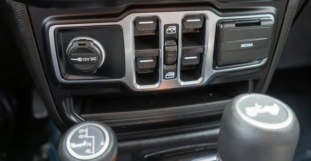 Used 2025 White/off-white Jeep Sahara image 26