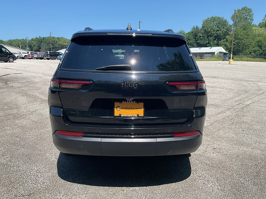 Certified Used 2024 Diamond Black Crystal Pearl Coat Jeep Altitude X image 6