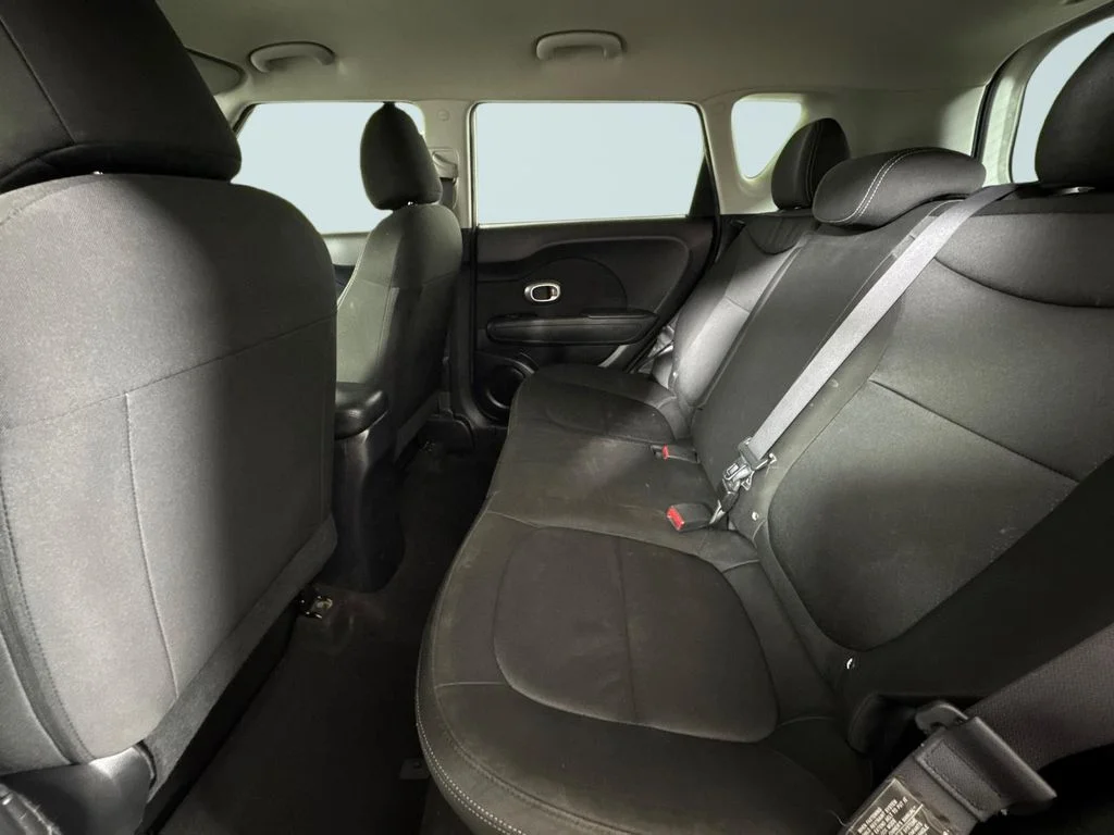 Used 2018 White Kia Base image 12