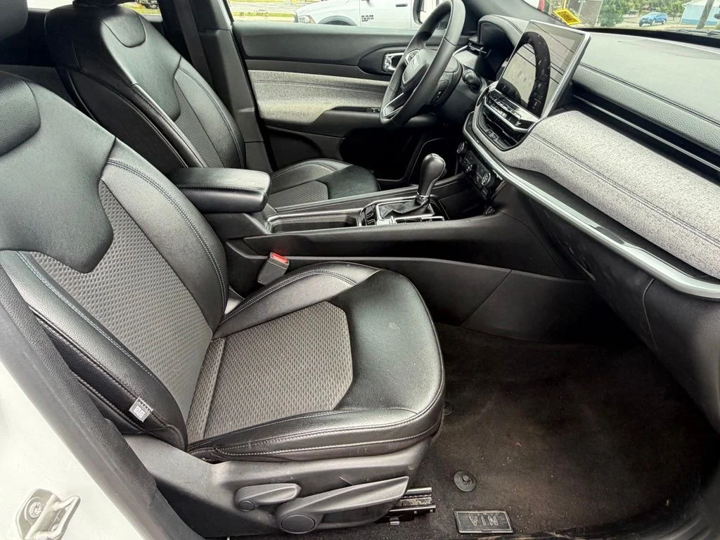 Used 2024 White Jeep Latitude image 42