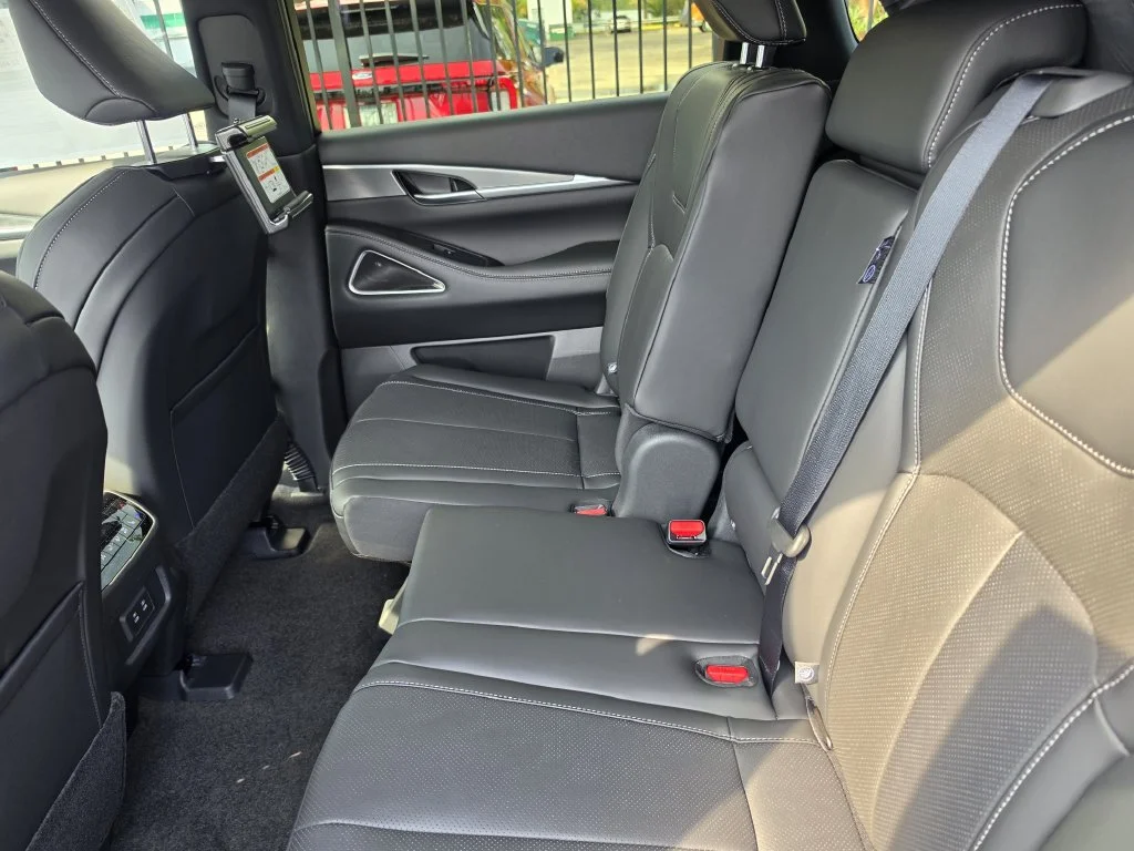 New 2027 RADIANT WHITE INFINITI Luxe AWD image 9