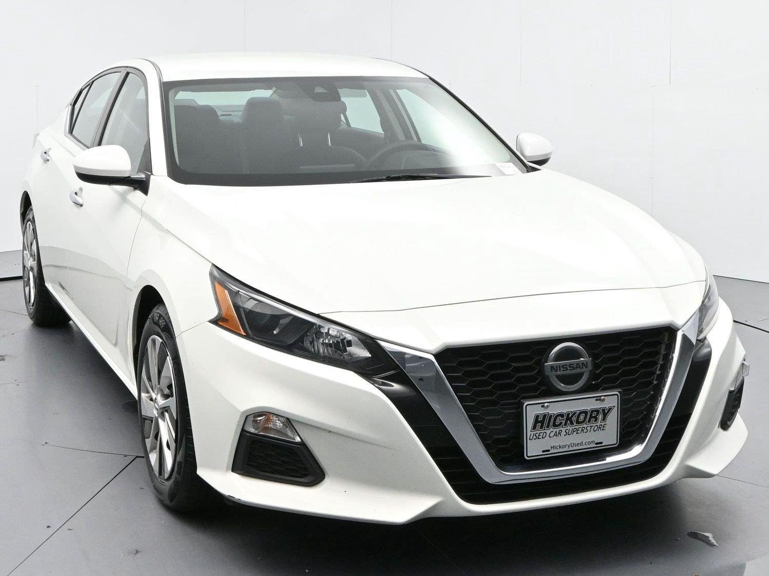 Used 2022 Glacier White Nissan 2.5 S image 2