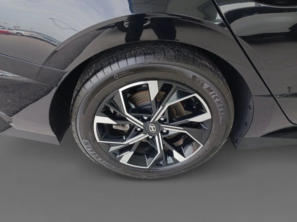 Used 2025 Black Hyundai SEL image 10