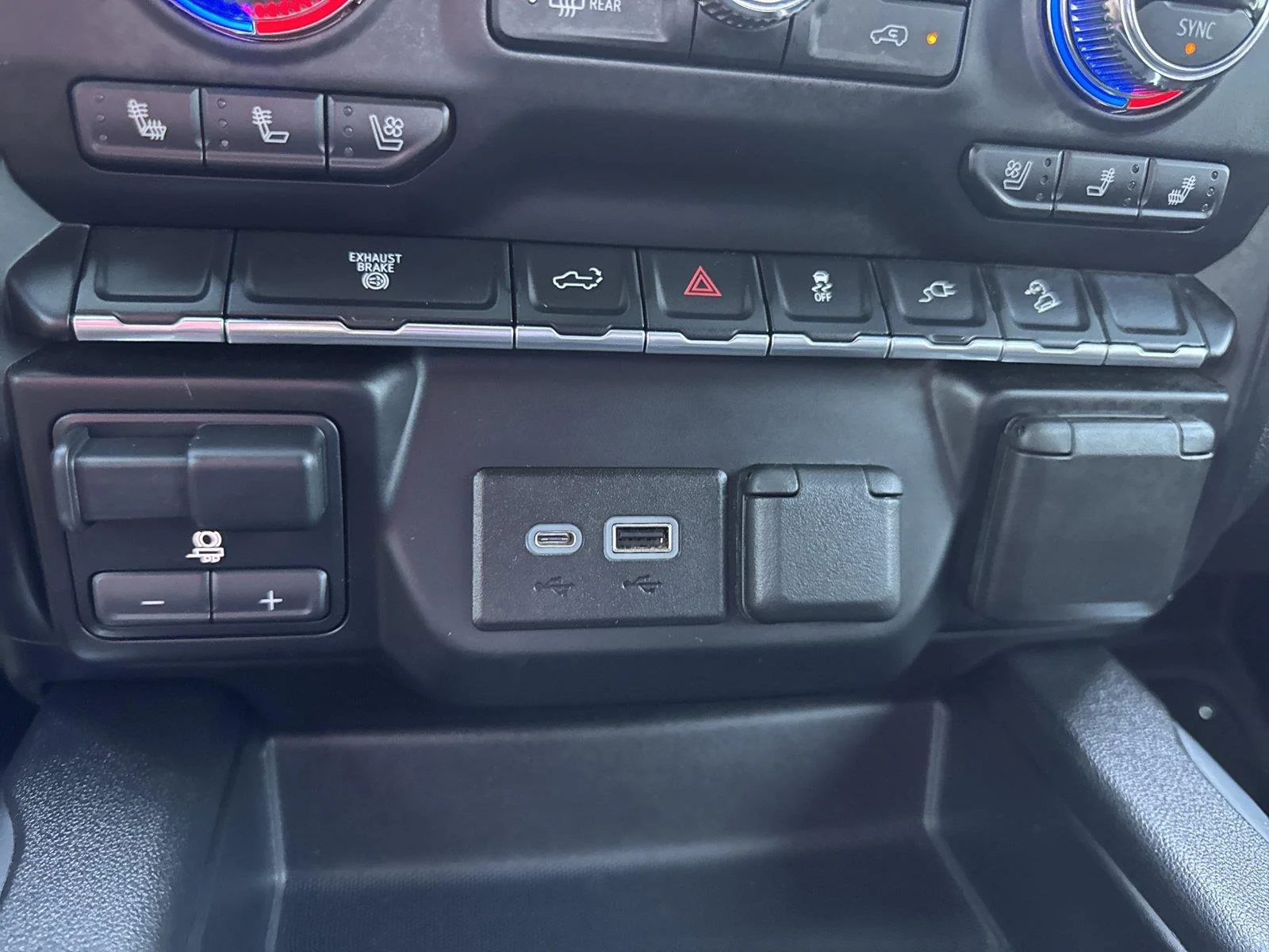 Used 2022 CAYENNE RED TINTCOAT GMC AT4 image 27
