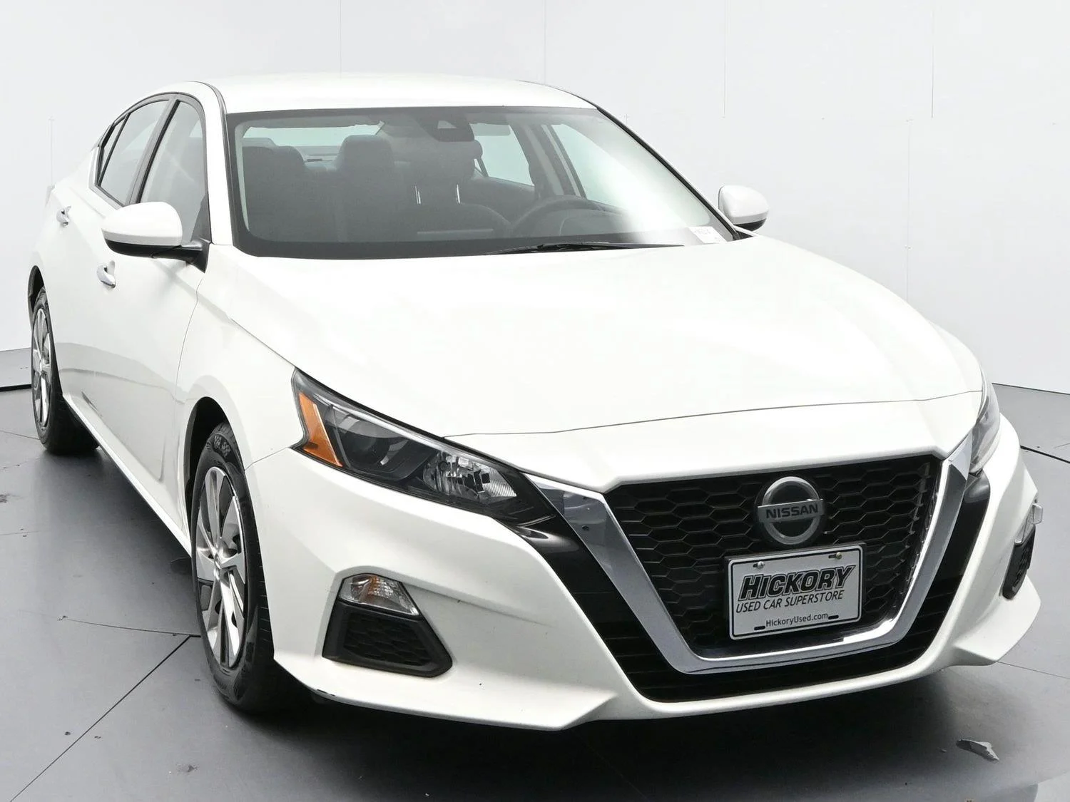 Used 2022 Glacier White Nissan 2.5 S image 2