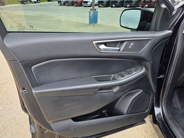 Used 2022 Black Metallic Ford SE image 18