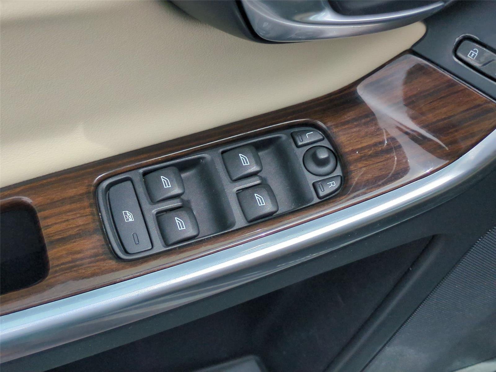 Used 2015  VOLVO  image 13