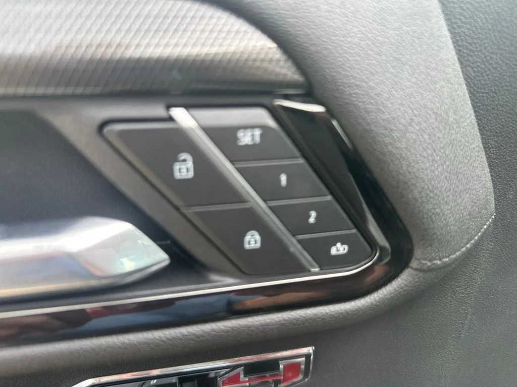 Used 2025 White GMC AT4 image 7