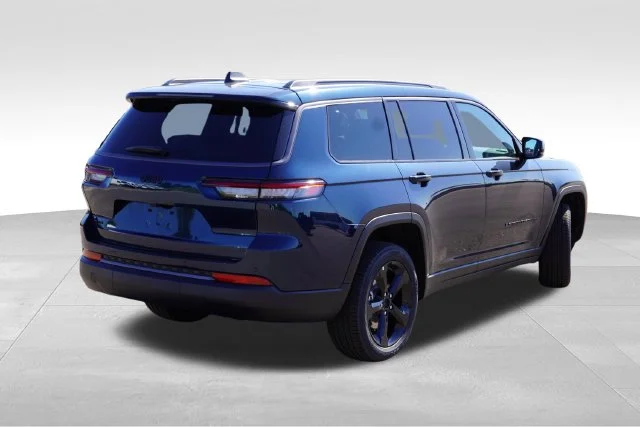 New 2027 Fathom Blue Pearl-Coat Paint Jeep Limited image 3