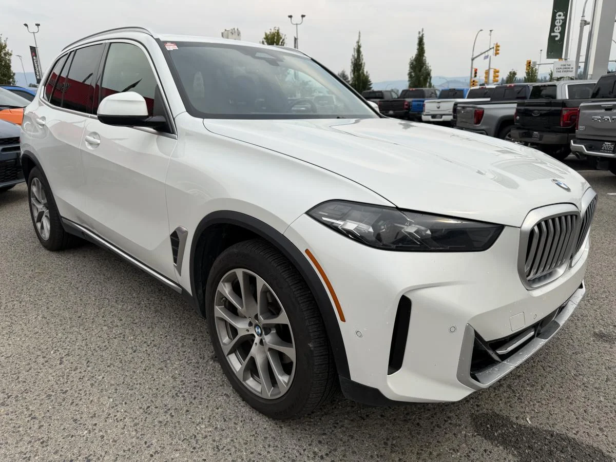 Used 2024 White BMW xDrive40i Sports Activity Vehicle image 11