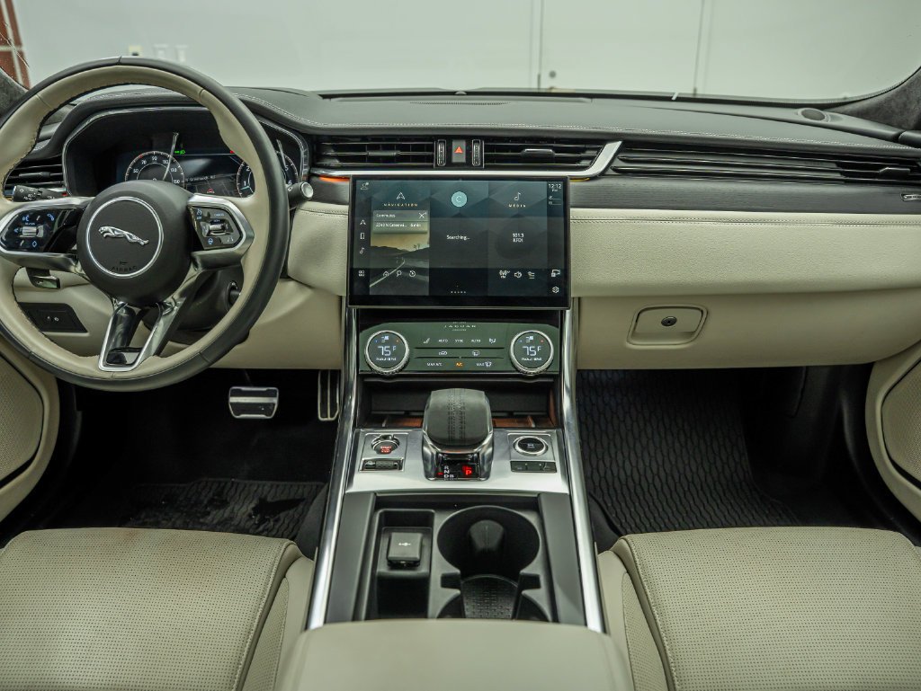 Used 2024 Eiger Gray Metallic Jaguar R-Dynamic SE image 29