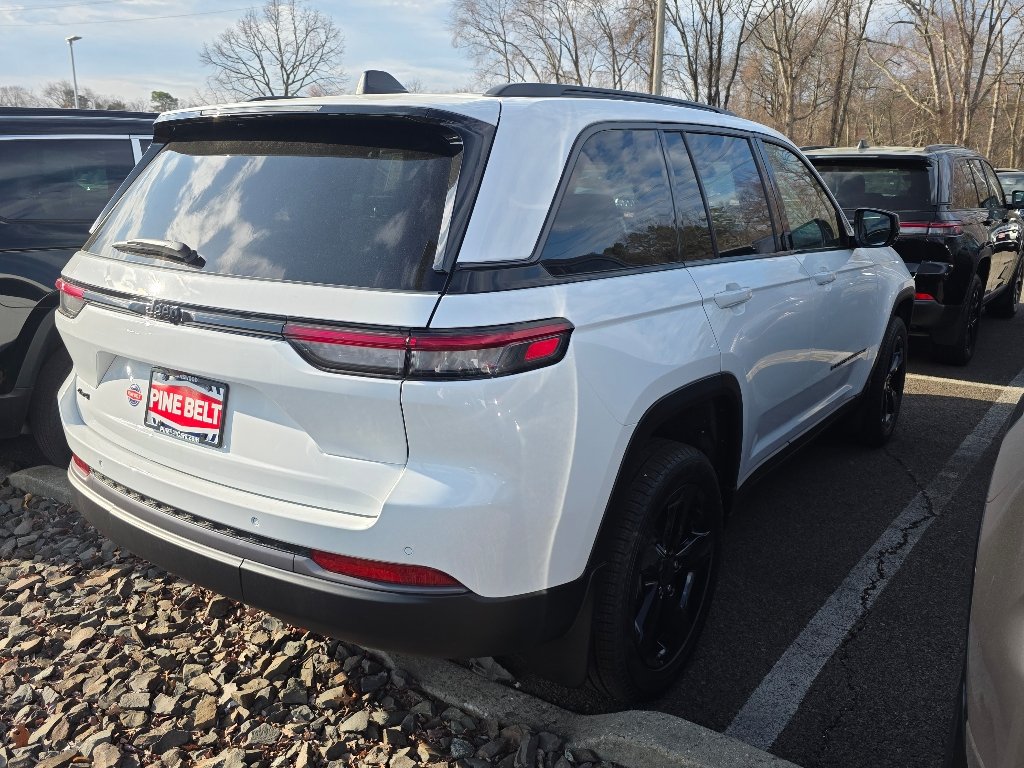 New 2026 Bright White Clear-Coat Exterior Paint Jeep Limited image 9