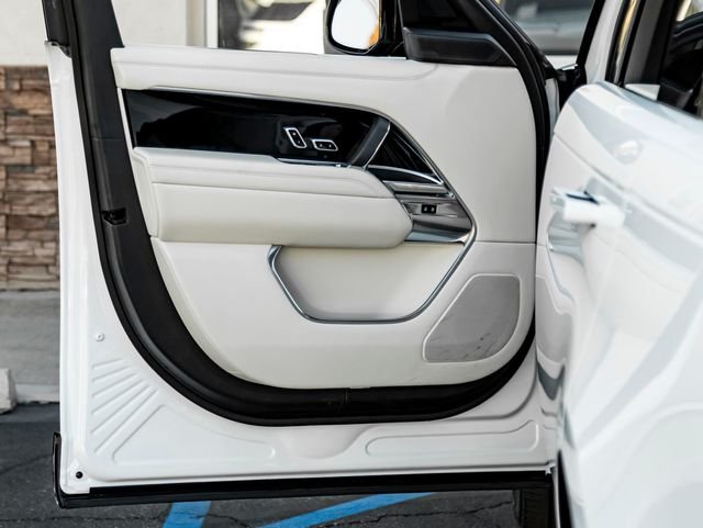 Used 2025 Fuji White Land Rover SE image 12
