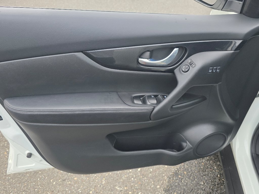 Used 2019 Pearl White Tricoat Nissan SL image 31