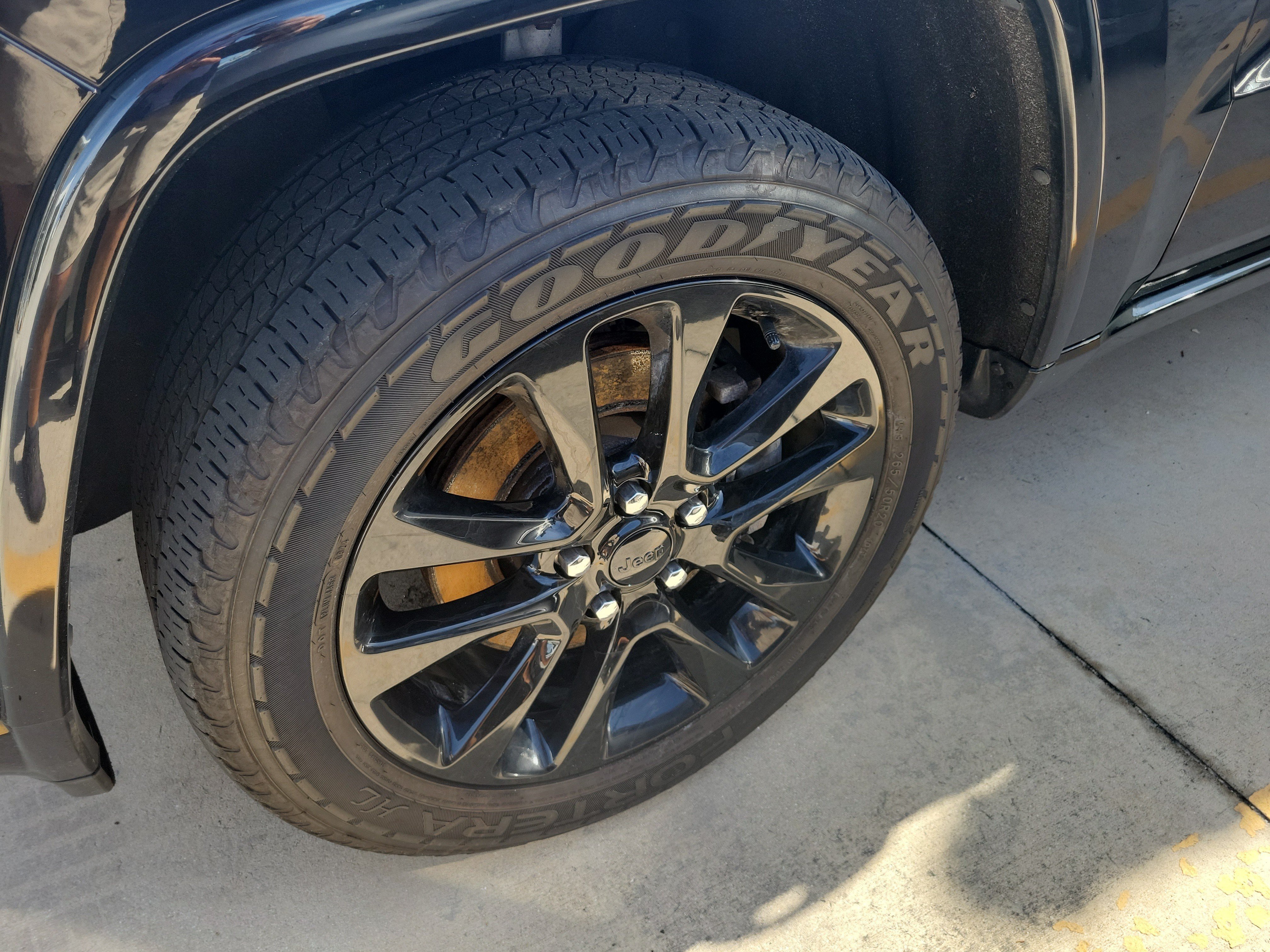 Used 2021 Diamond Black Crystal Pearlcoat Jeep Laredo X image 5