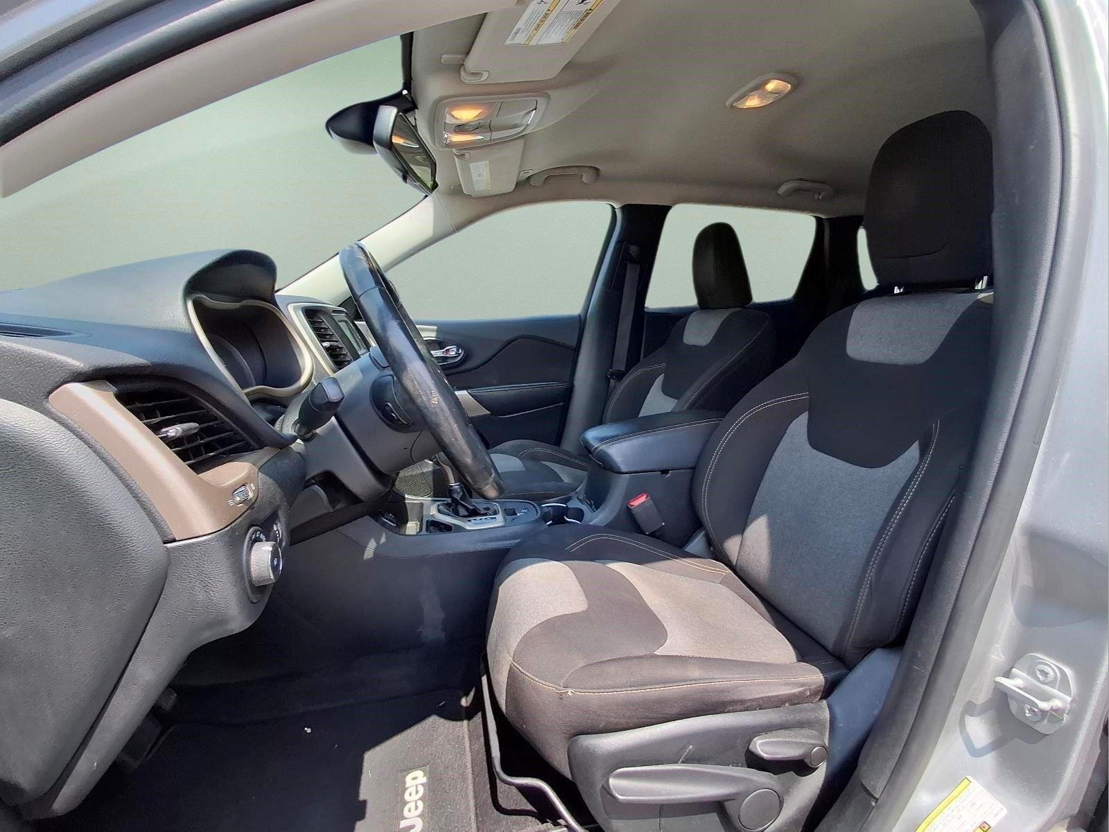 Used 2018 Billet Silver Metallic Clearcoat Jeep Latitude image 17