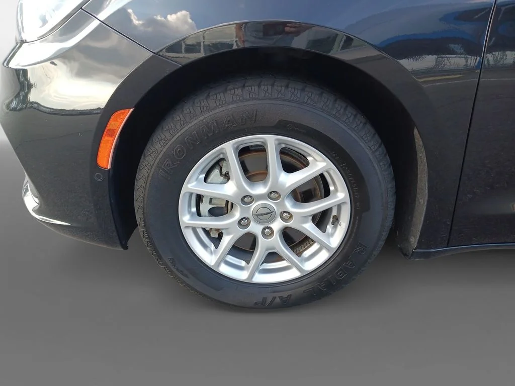 Used 2022 Black Chrysler Touring L image 15