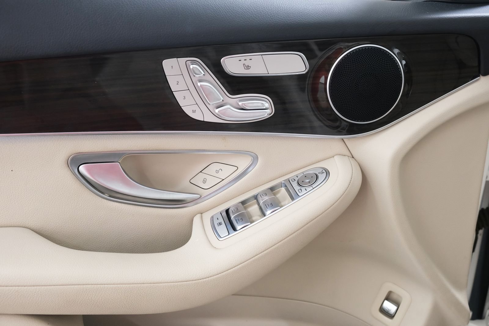 Used 2017 designo Diamond White Metallic Mercedes-Benz GLC 300 image 25