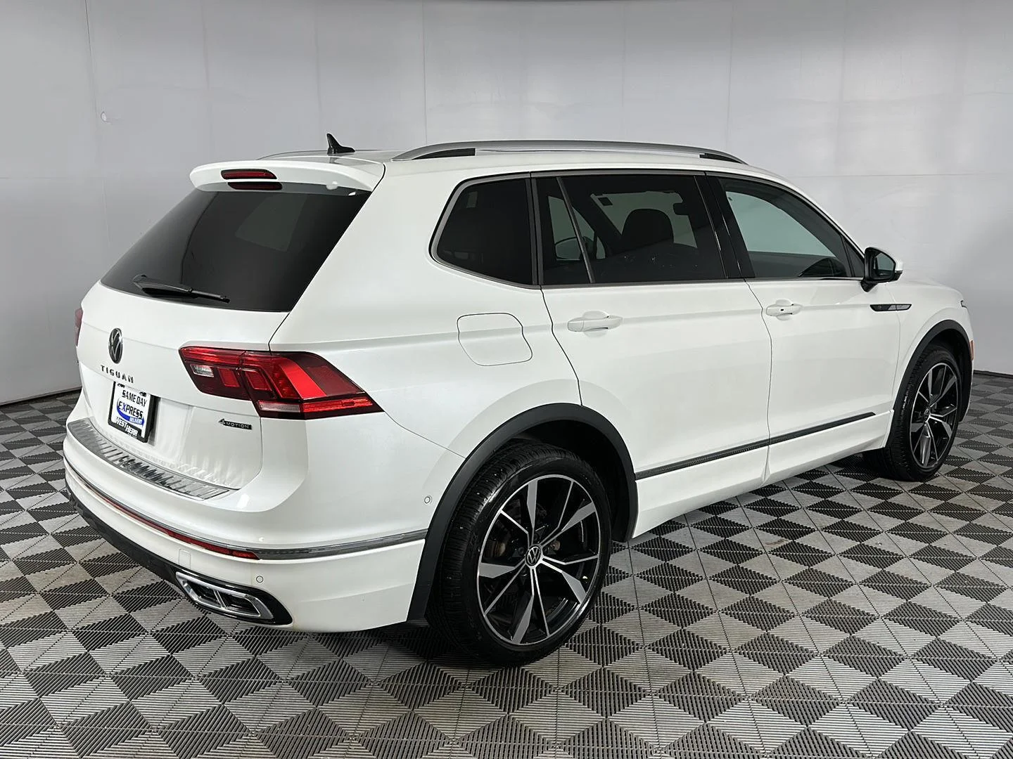 Used 2022 Oryx White Pearl Volkswagen SEL R-Line image 27