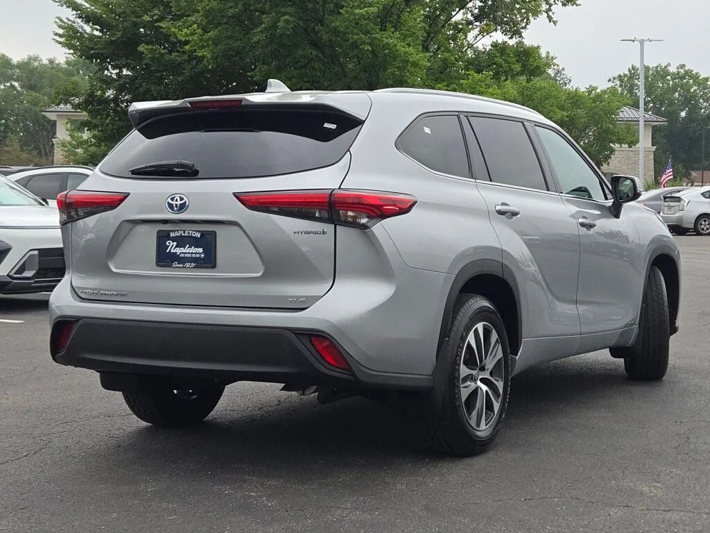 Used 2022 Silver Toyota XLE image 13
