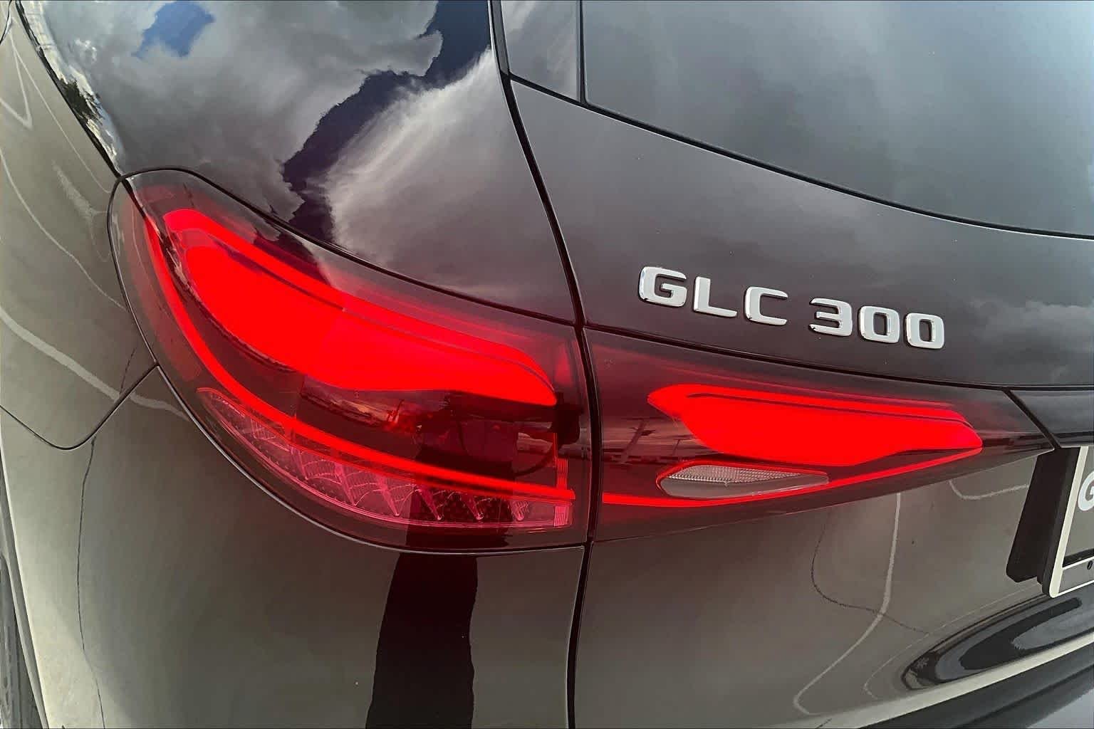 Used 2025 Black Mercedes-Benz GLC 300 image 27
