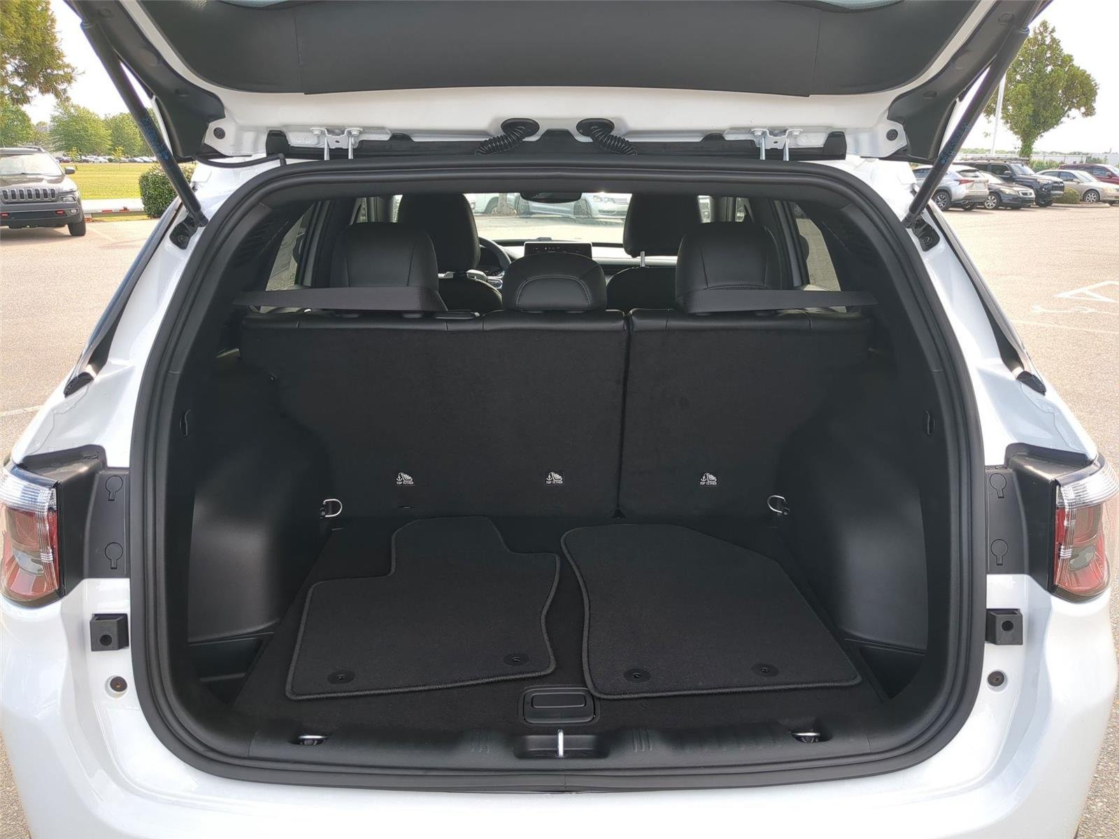 New 2026 Bright White Clear-Coat Exterior Paint Jeep Latitude Altitude image 27
