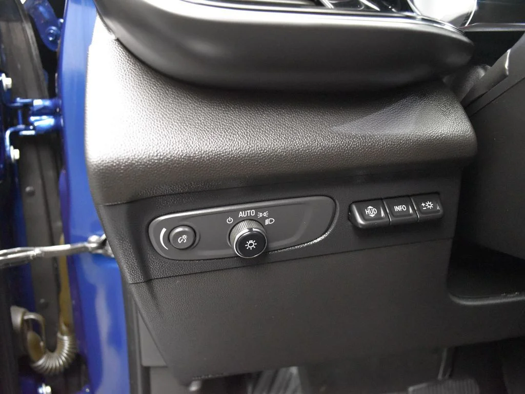 Used 2022 Blue Buick Avenir image 17