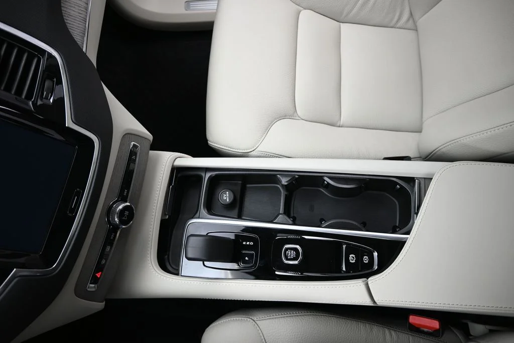 Certified Used 2025 Crystal White Volvo Plus image 17