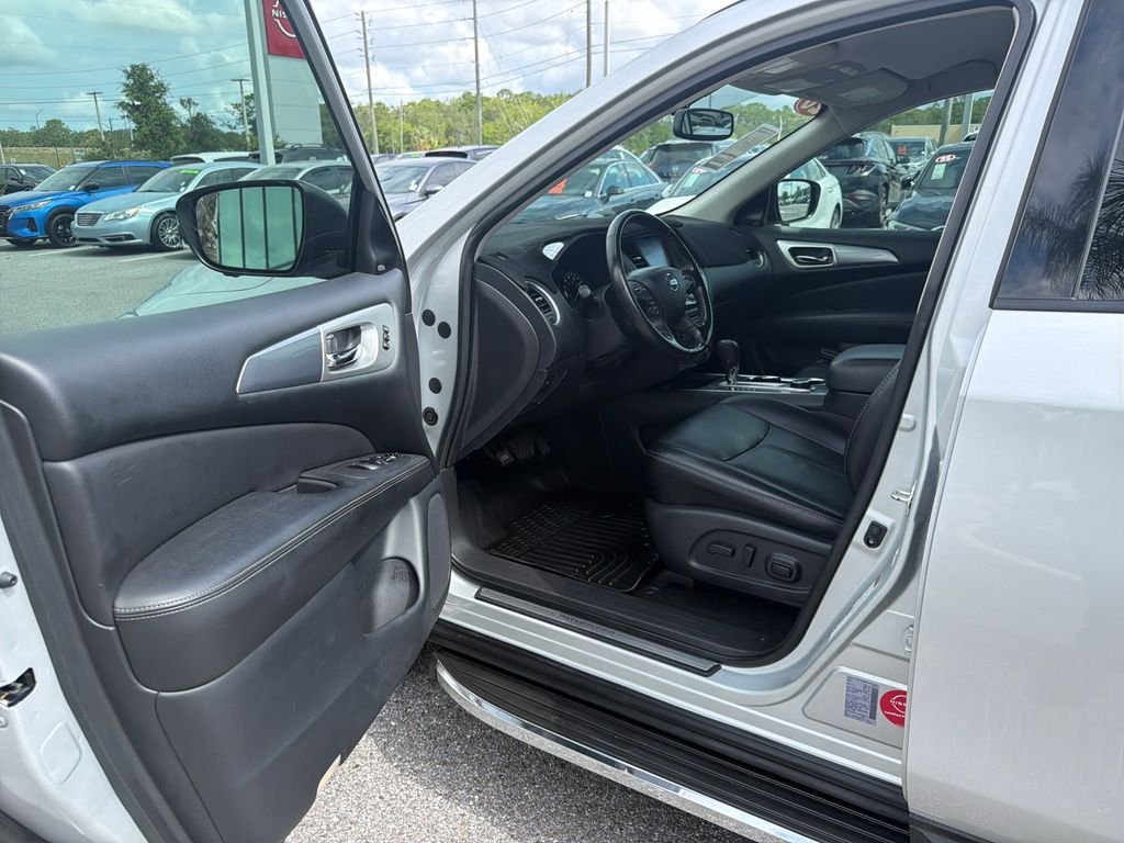 Used 2020 Silver Nissan SL image 19