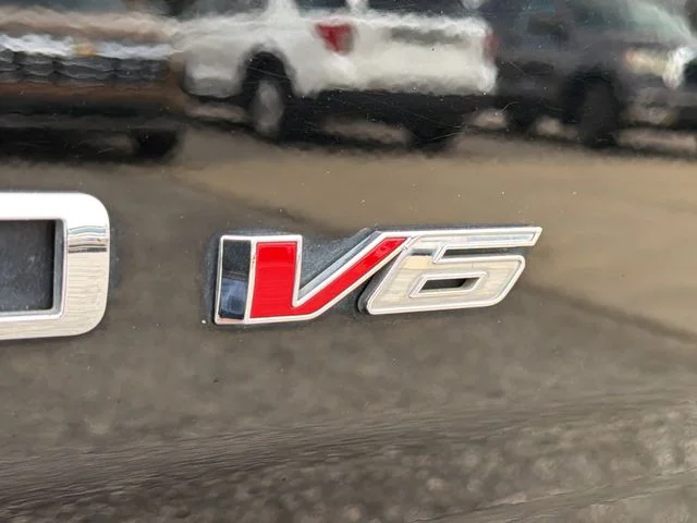 Used 2018 Black Chevrolet Z71 image 34