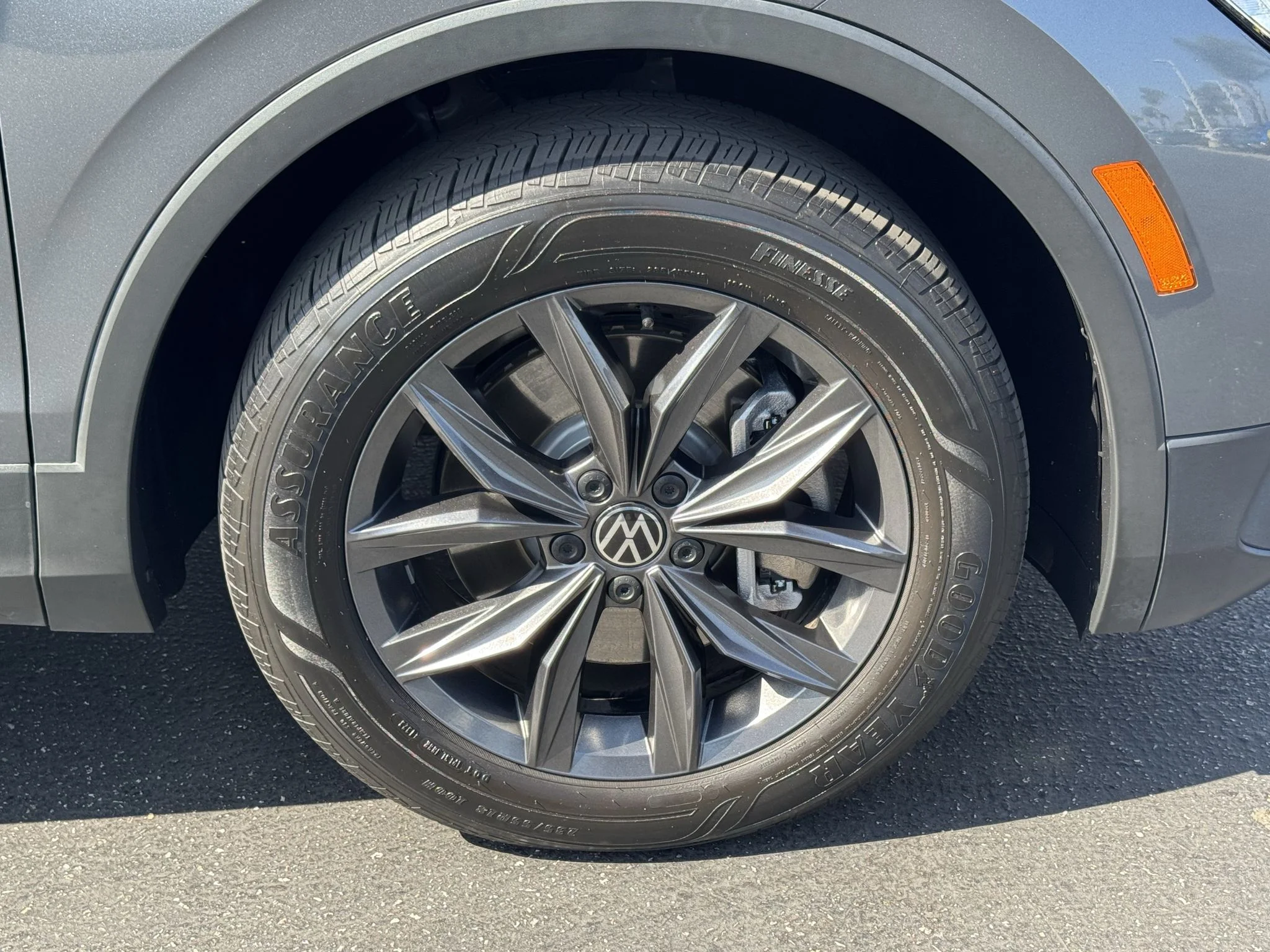 Used 2023 Platinum Gray Metallic Volkswagen SE image 5