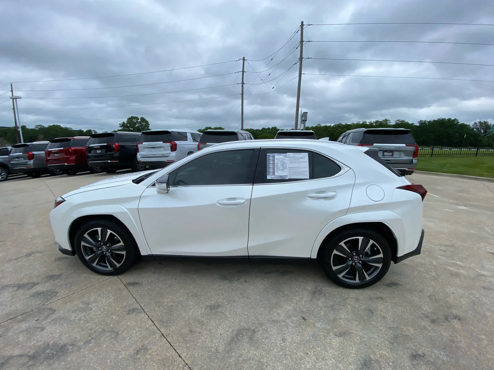 Used 2025  Lexus UX 300h image 5