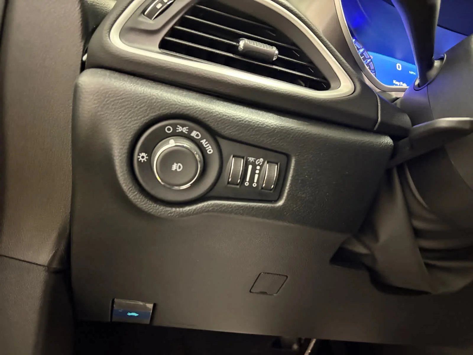 Used 2025 Fathom Blue Pearlcoat Chrysler Select image 20