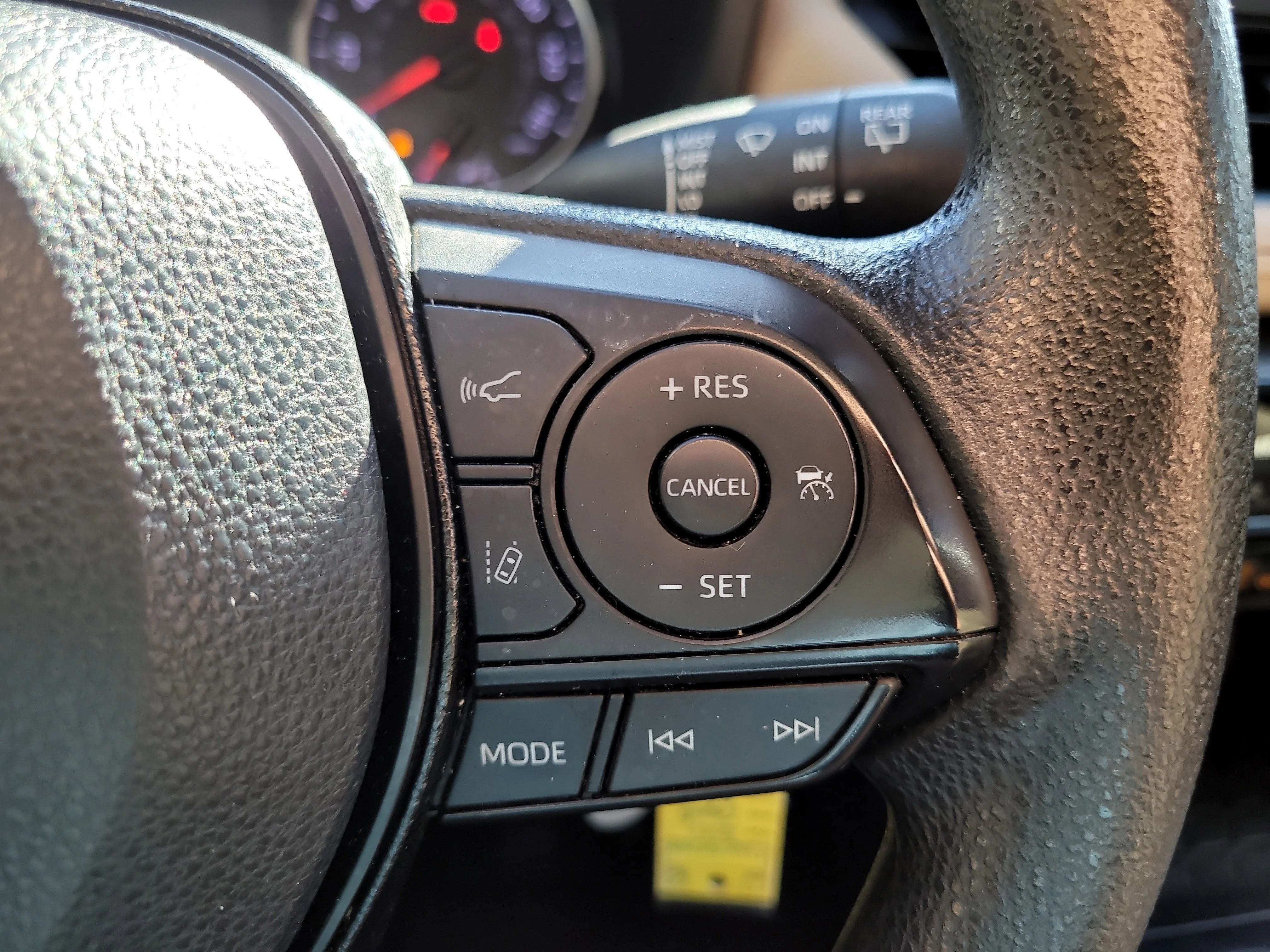 Used 2020 Pearl Toyota LE image 27