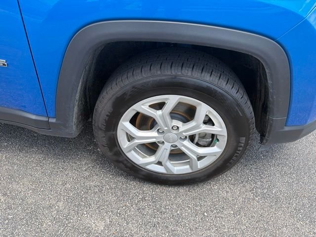 Used 2024 Blue Jeep Latitude image 11