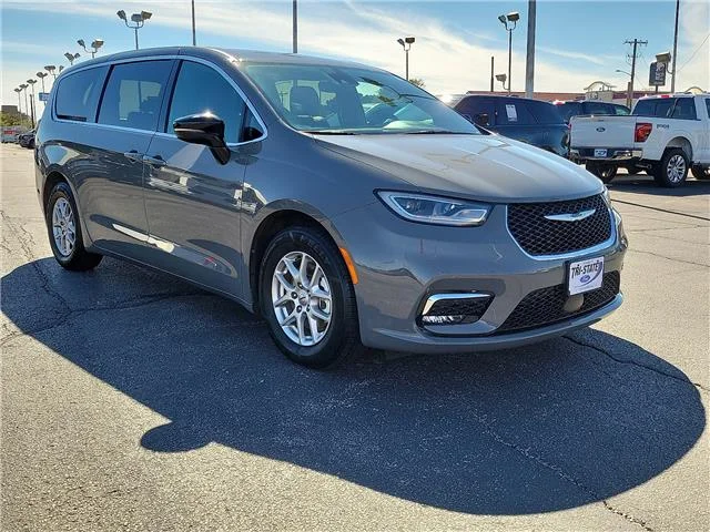 Used 2025 Gray Chrysler Select Front-Wheel Drive Passenger image 6