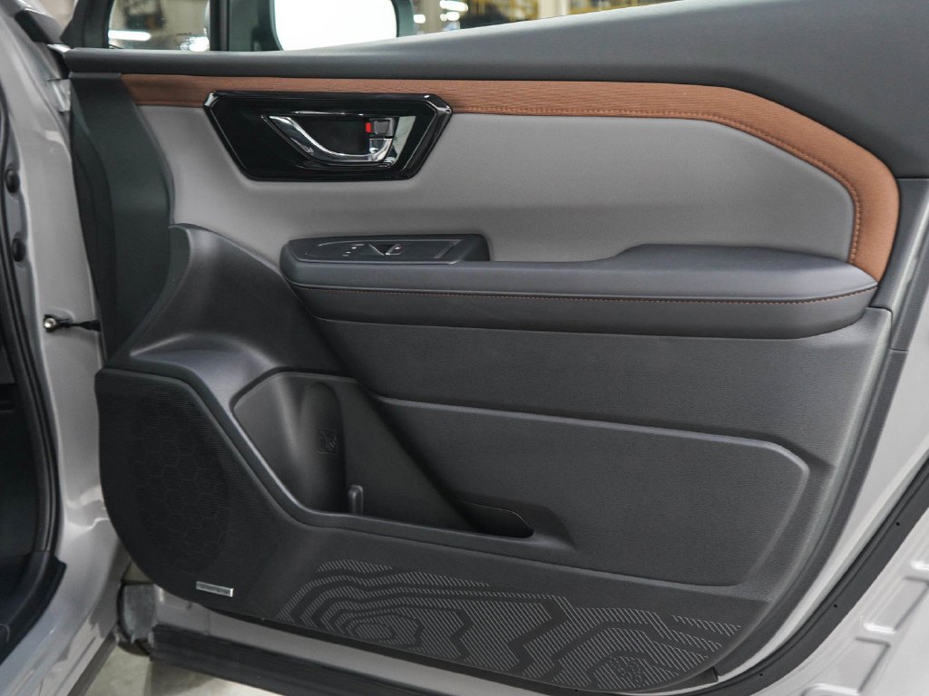 Used 2025 River Rock Pearl Subaru Sport image 9