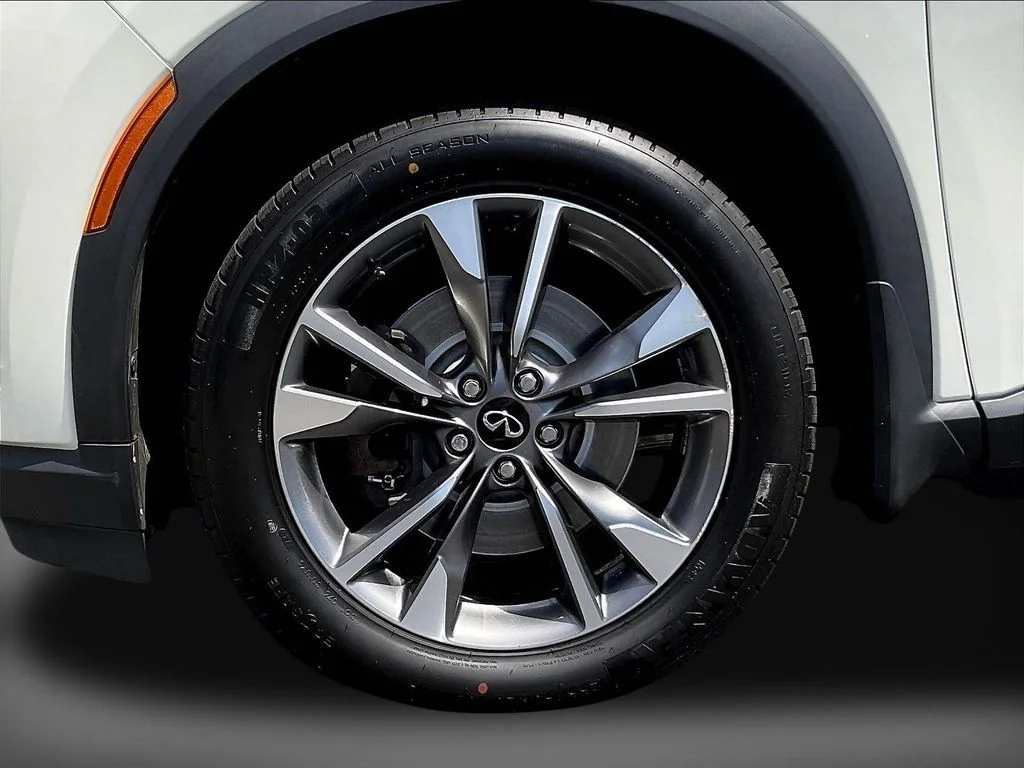Used 2023 White INFINITI LUXE image 36
