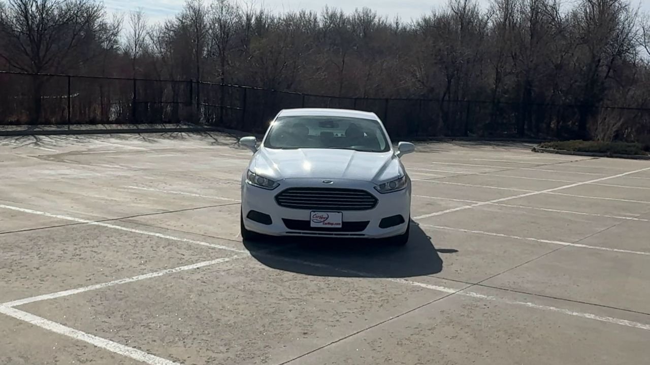 2016 Ford Fusion SE photo 2