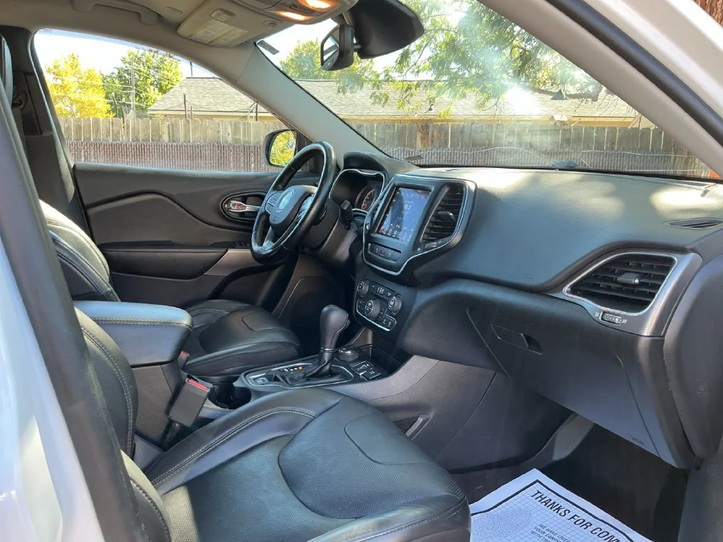 Used 2021 White Jeep Latitude Lux image 25