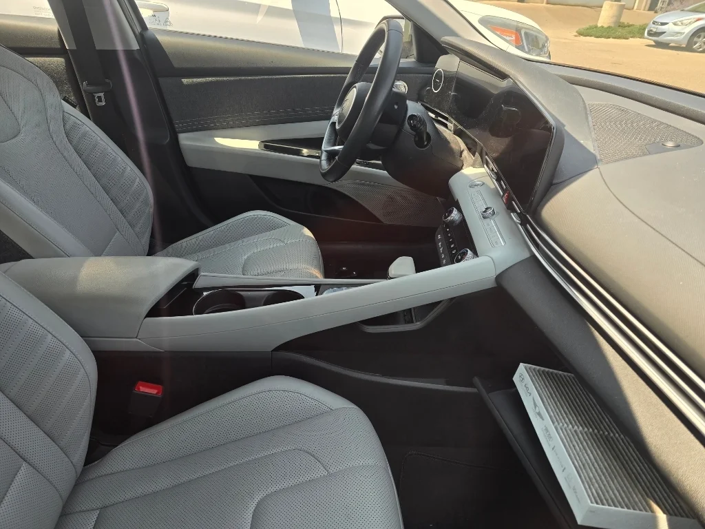 Used 2025 Fluid Metal Hyundai Limited image 10