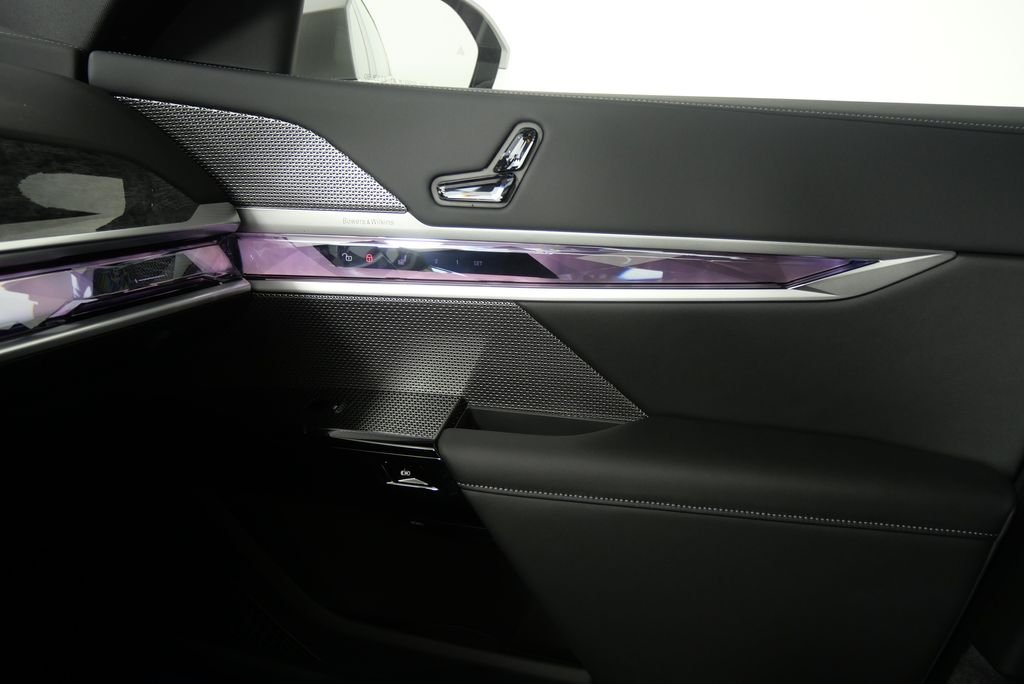 2025 BMW i7 50 - Photo 25