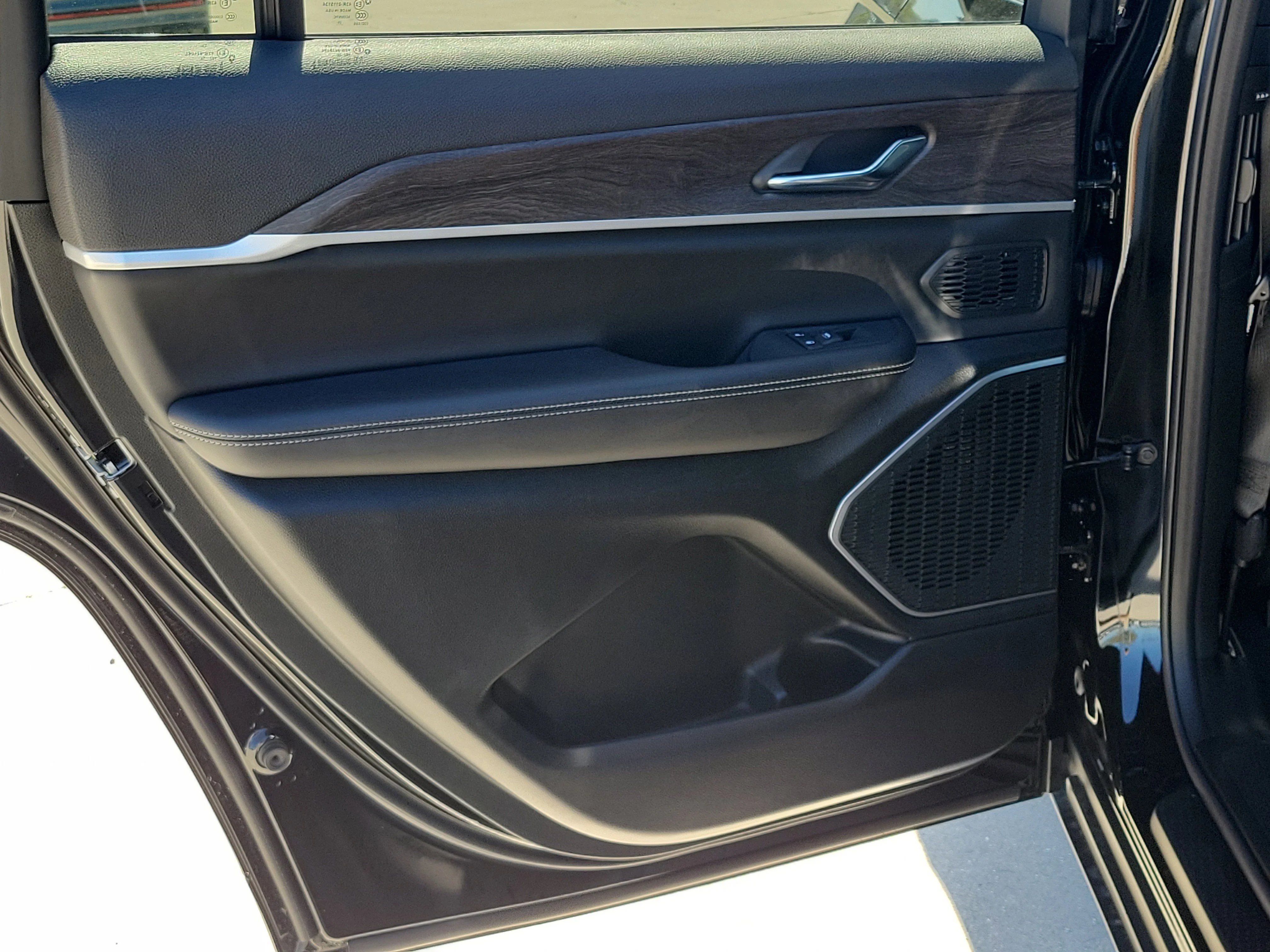New 2026 Diamond Black Crystal Pearlcoat Jeep Limited image 11