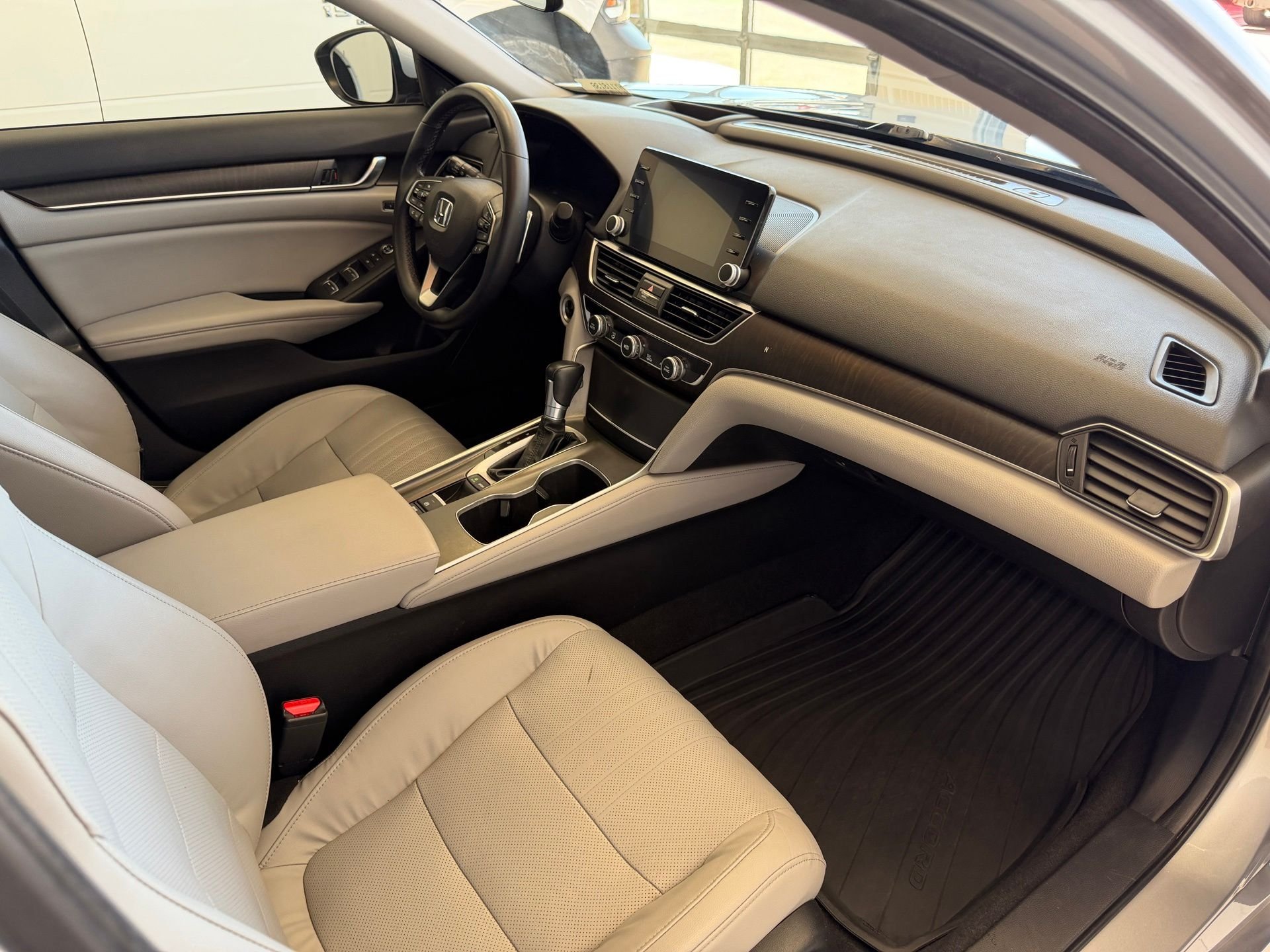 Used 2018 Silver Honda Touring image 45