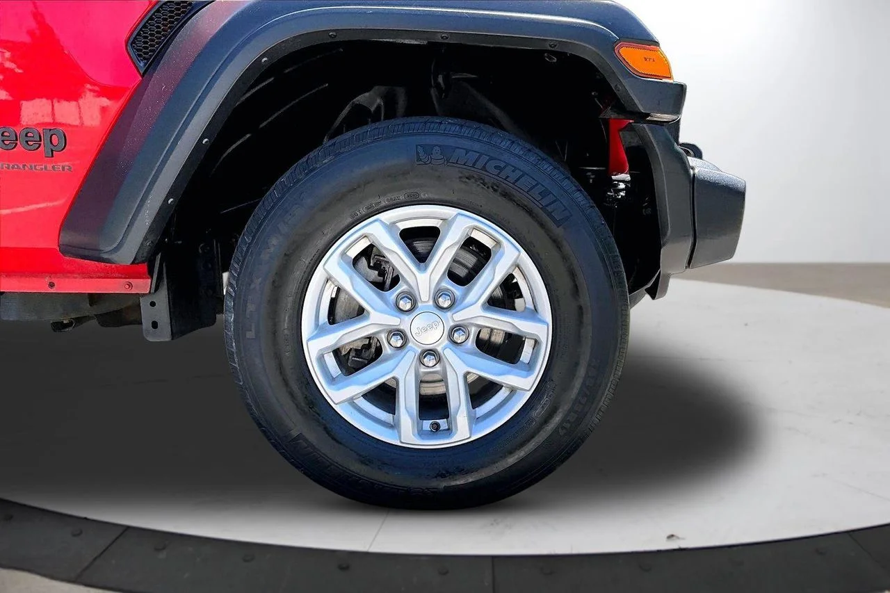 Used 2023 Red Jeep Sport S image 32